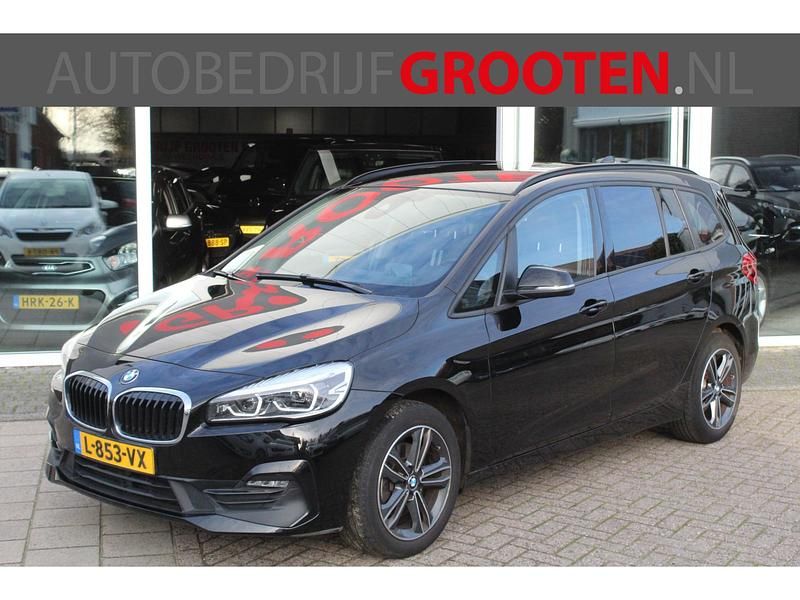 Zwart (metallic) Gebruikt 2021 BMW 218 Stationwagen | € 19.888 (Goede deal) - Afbeelding 1/4