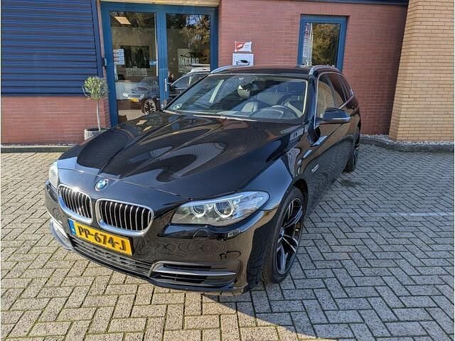 Zwart Gebruikt 2014 BMW 520 Executive Stationwagen | € 7.745 (Goede deal) - Afbeelding 1/4