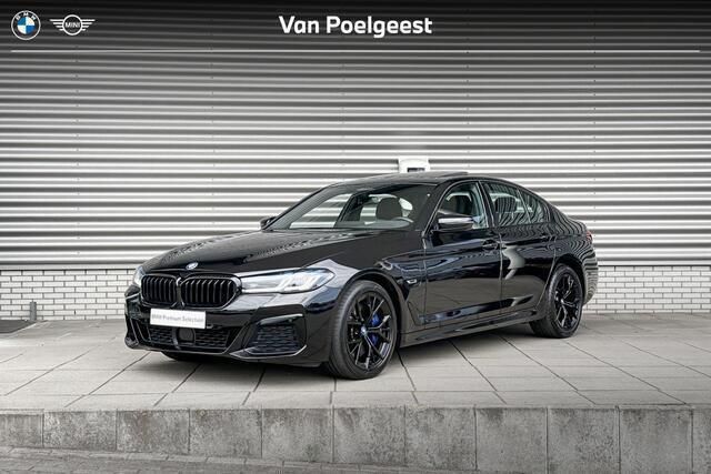 Zwart, metallic lak Gebruikt 2022 BMW 545e Comfort Edition Sedan | € 49.900 (Super prijs) - Afbeelding 1/4