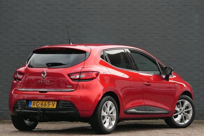 Occasion Renault Clio IV LIMITED 90 PK (66 kW) 2017 Rood Hatchback
