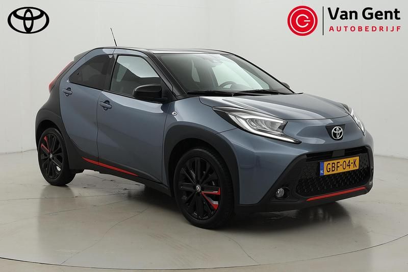 Grijs Gebruikt 2024 Toyota Aygo X Pulse SUV | € 19.499 - Afbeelding 1/4