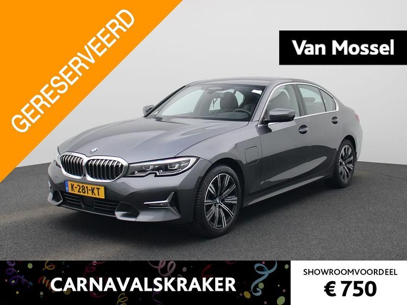 Grijs Occasion 2021 BMW 330e Basis Sedan | € 26.900 (Super prijs) - Afbeelding 1/4