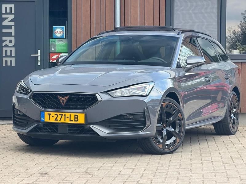 Grijs Gebruikt 2020 Seat Leon Stationwagen | € 25.950 (Duur) - Afbeelding 1/4