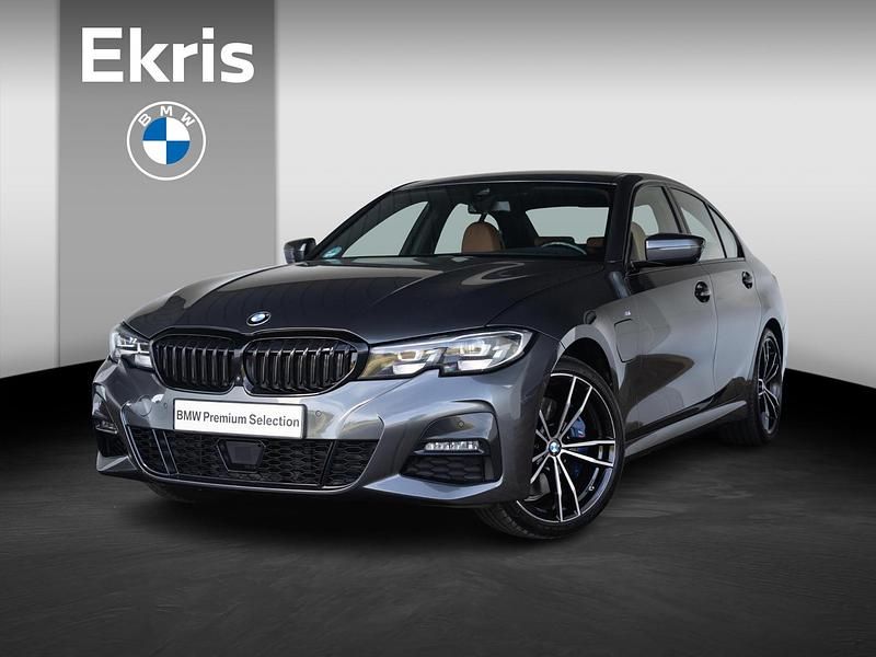 Grijs Gebruikt 2020 BMW 330e Comfort Edition Sedan | € 37.595 (Duur) - Afbeelding 1/4