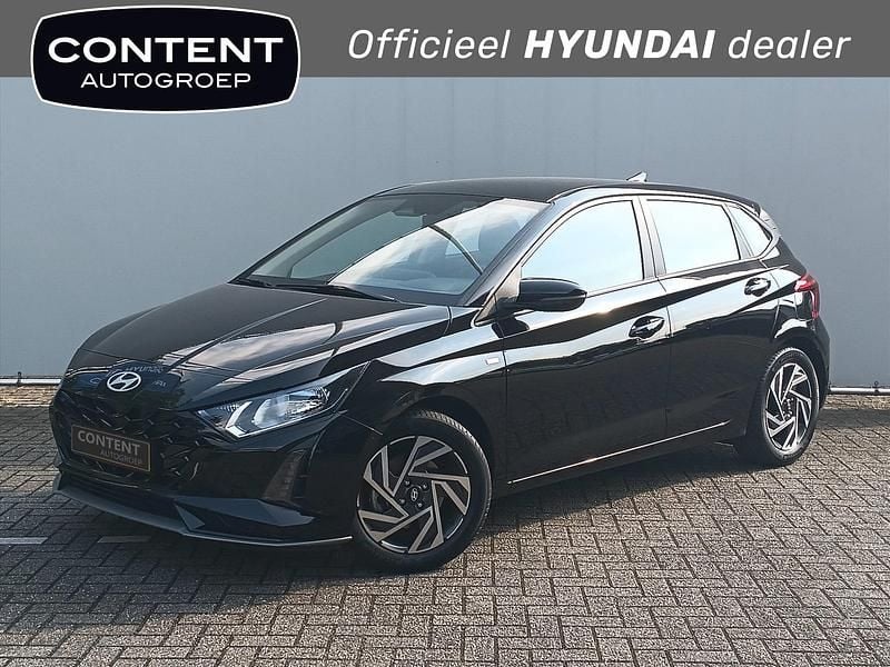 Zwart metallic Gebruikt 2024 Hyundai i20 Comfort Hatchback | € 17.440 (Goede deal) - Afbeelding 1/4