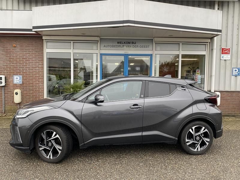 Grijs Gebruikt 2022 Toyota C-HR+ Style SUV | € 25.645 - Afbeelding 1/4