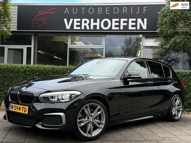 Zwart Gebruikt 2016 BMW M140 Executive Hatchback | € 29.950 (Eerlijke prijs) - Afbeelding 1/4