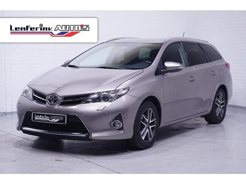 Grijs Gebruikt 2015 Toyota Auris Edition Stationwagen | € 14.400 (Goede deal) - Afbeelding 1/4