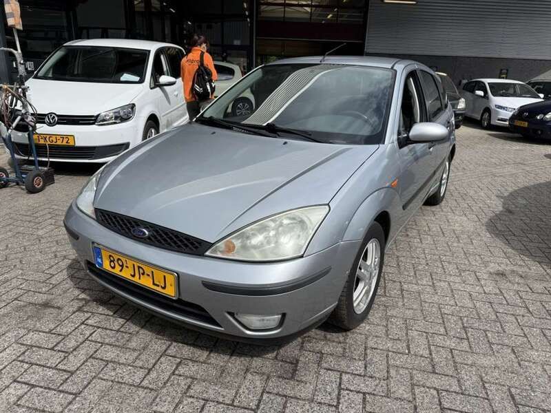 Grijs, metallic lak Gebruikt 2002 Ford Focus Trend Hatchback | € 990 (Goede deal) - Afbeelding 1/4