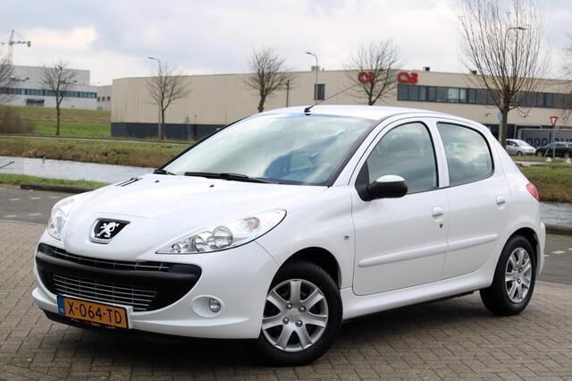 Wit Gebruikt 2010 Peugeot 206+ Hatchback | € 4.450 (Duur) - Afbeelding 1/4