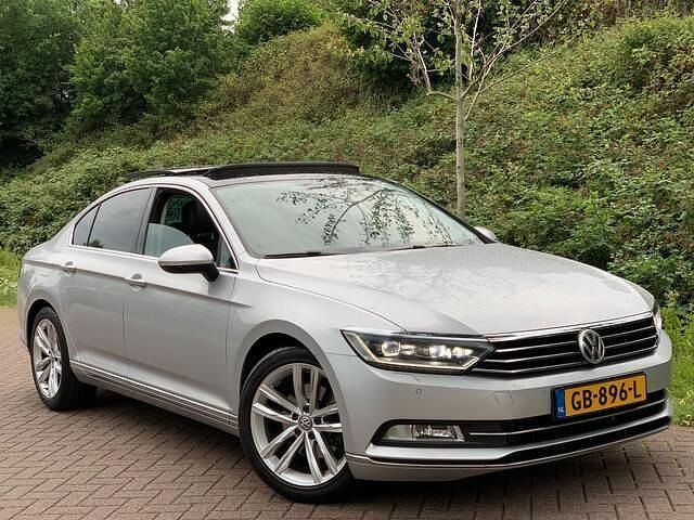 Grijs Gebruikt 2015 VW Passat Highline Sedan | € 12.490 - Afbeelding 1/4