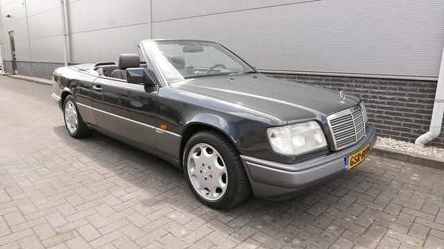 Zwart, metallic lak Gebruikt 1996 Mercedes E220 Sportline Cabriolet | € 13.750 - Afbeelding 1/4
