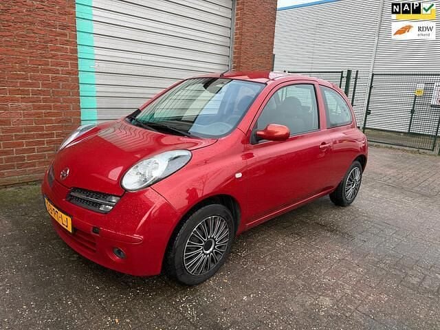 Rood Occasion 2004 Nissan Micra Visia Hatchback | € 2.250 (Eerlijke prijs) - Afbeelding 1/4