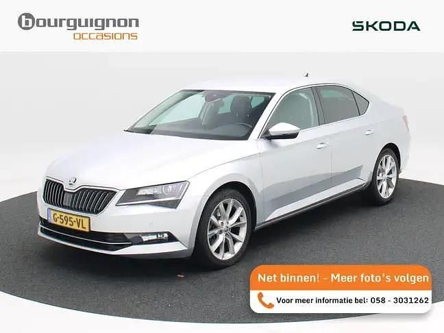 Grijs Gebruikt 2019 Skoda Superb Business Line Hatchback | € 18.850 (Eerlijke prijs) - Afbeelding 1/4