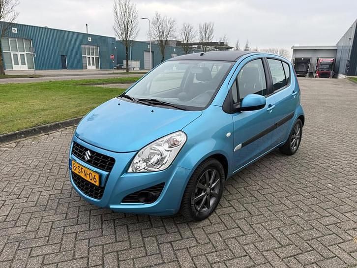 Blauw (metallic) Occasion 2013 Suzuki Splash Comfort Hatchback | € 4.694 (Eerlijke prijs) - Afbeelding 1/4