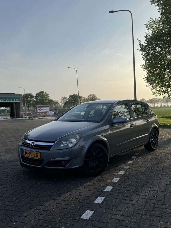 Gebruikt 2004 Opel Astra Elegance Sedan | € 1.500 - Afbeelding 1/4