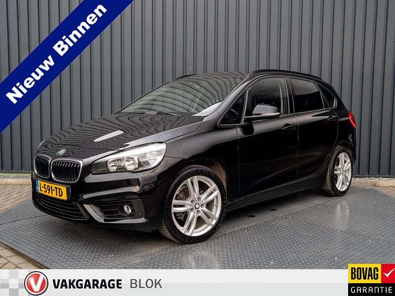 Zwart (metallic) Gebruikt 2015 BMW 218 Executive Stationwagen | € 15.745 (Goede deal) - Afbeelding 1/4