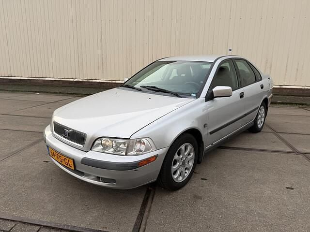 Grijs Occasion 2000 Volvo S40 Sedan | € 1.499 (Eerlijke prijs) - Afbeelding 1/4
