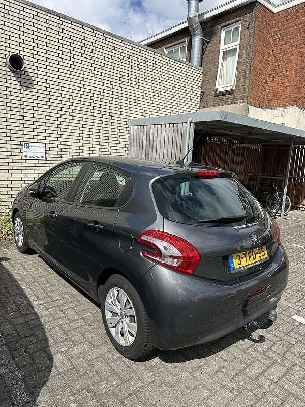 Grijs Gebruikt 2014 Peugeot 208 Envy Hatchback | € 5.000 (Eerlijke prijs) - Afbeelding 1/4