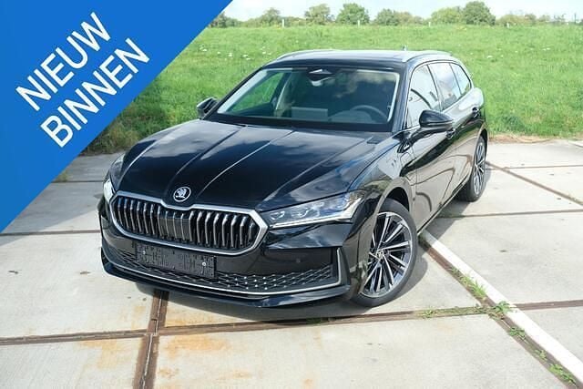 Zwart Nieuw 2024 Skoda Superb LAURIN & KLEMENT Stationwagen | € 49.990 (Eerlijke prijs) - Afbeelding 1/4