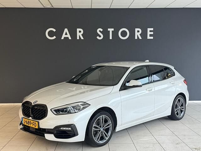 Wit Gebruikt 2020 BMW 118 Executive Hatchback | € 19.995 (Super prijs) - Afbeelding 1/4