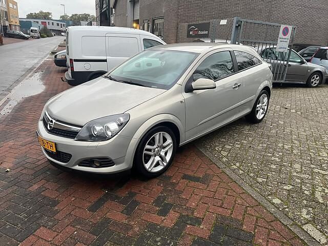 Grijs (metallic) Gebruikt 2007 Opel Astra GTC Hatchback | € 2.250 (Iets duurder) - Afbeelding 1/4
