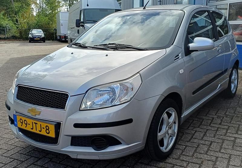 Grijs (metallic) Gebruikt 2009 Chevrolet Aveo LS Hatchback | € 2.950 (Eerlijke prijs) - Afbeelding 1/4