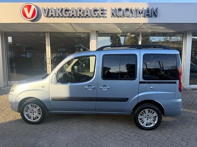 Blauw (metallic) Gebruikt 2010 Fiat Doblò MPV | € 6.950 (Iets duurder) - Afbeelding 1/4