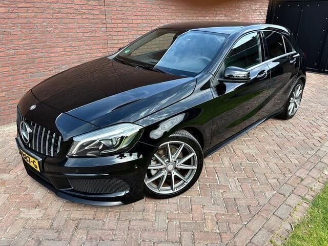 Zwart, metallic lak Gebruikt 2015 Mercedes A180 AMG Hatchback | € 11.950 (Goede deal) - Afbeelding 1/4