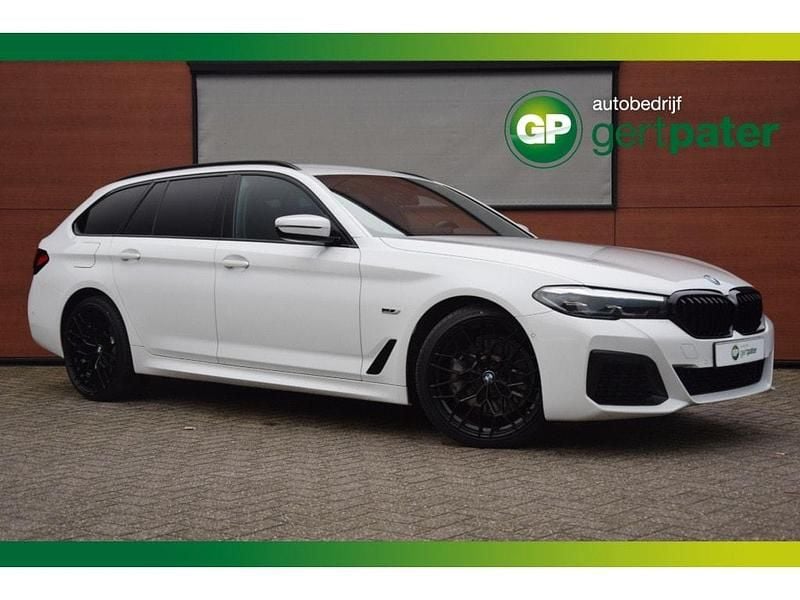 Wit Gebruikt 2023 BMW 530 Shadowline Stationwagen | € 38.900 (Goede deal) - Afbeelding 1/4