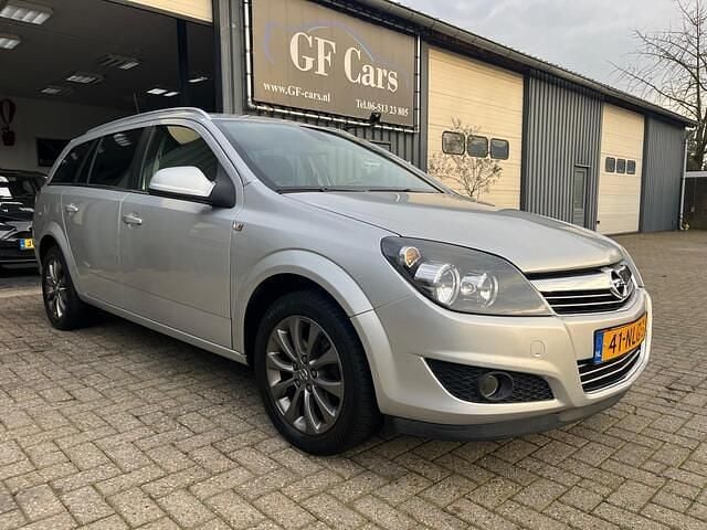 Grijs Occasion 2010 Opel Astra Edition Stationwagen | € 1.745 (Goede deal) - Afbeelding 1/4
