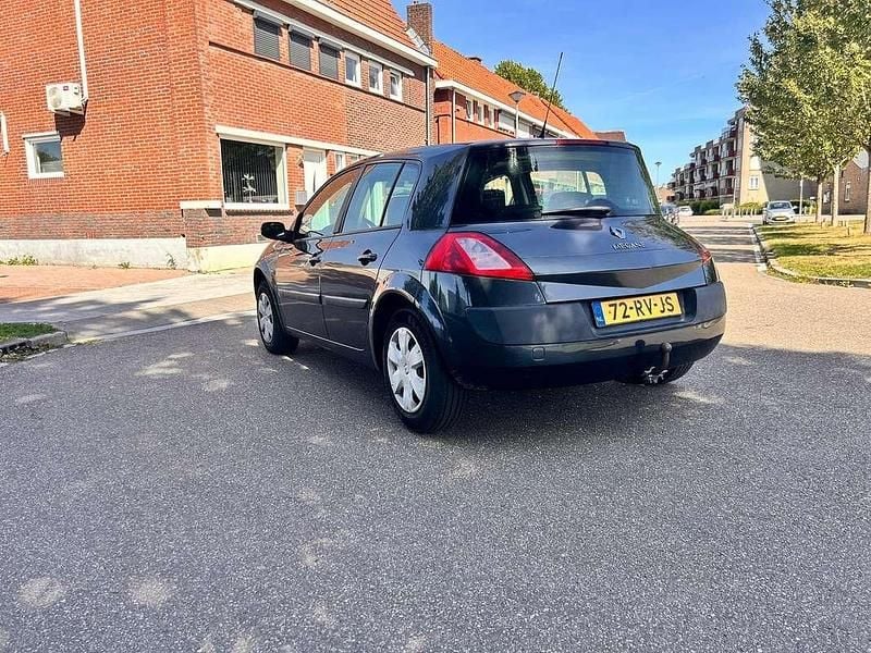 Grijs Gebruikt 2005 Renault Mégane II Expression Sedan | € 2.199 (Duur) - Afbeelding 1/4