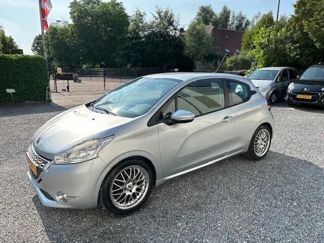 Grijs Gebruikt 2012 Peugeot 208 Envy Hatchback | € 5.995 (Eerlijke prijs) - Afbeelding 1/4