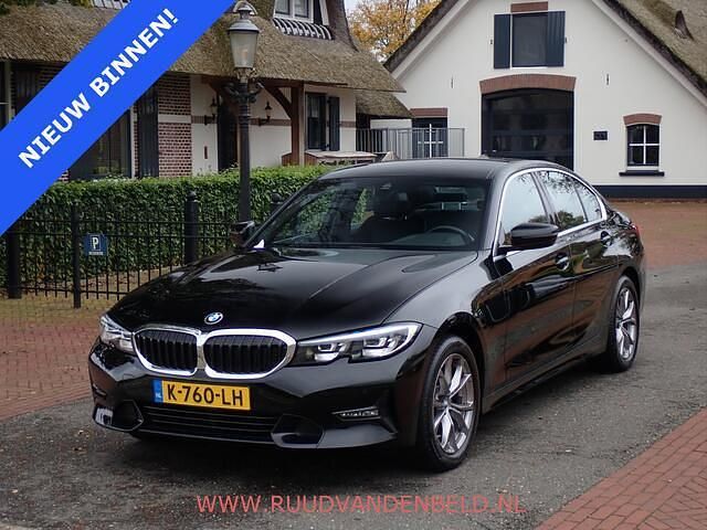 Zwart Gebruikt 2021 BMW 318 Executive Sedan | € 27.900 (Goede deal) - Afbeelding 1/4