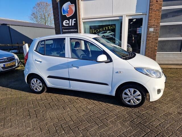 Wit (metallic) Gebruikt 2012 Hyundai i10 Hatchback | € 1.688 (Eerlijke prijs) - Afbeelding 1/4