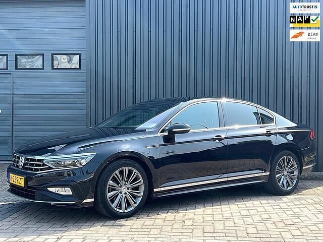 Zwart Gebruikt 2020 VW Passat Business Sedan | € 22.745 (Eerlijke prijs) - Afbeelding 1/4