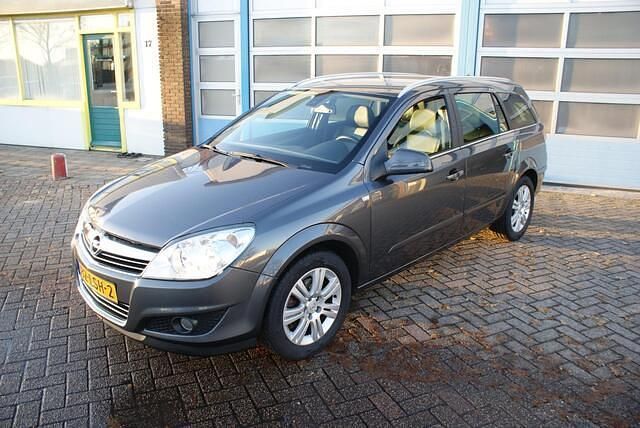Grijs Gebruikt 2010 Opel Astra Cosmo Stationwagen | € 3.450 (Eerlijke prijs) - Afbeelding 1/4