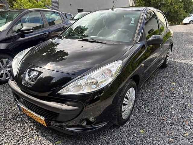 Zwart, metallic lak Gebruikt 2010 Peugeot 206+ Hatchback | € 2.750 (Eerlijke prijs) - Afbeelding 1/4