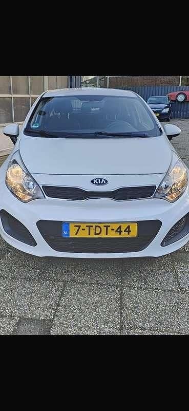 Wit Gebruikt 2014 Kia Rio MPV | € 5.500 (Eerlijke prijs) - Afbeelding 1/4