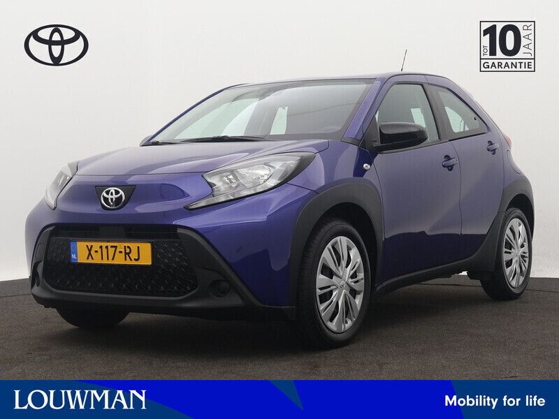 Blauw Gebruikt 2024 Toyota Aygo Play Hatchback | € 19.995 (Goede deal) - Afbeelding 1/3