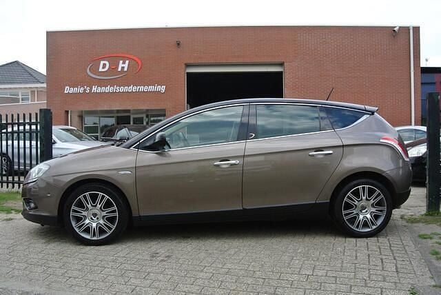 Bruin Gebruikt 2012 Lancia Delta Platinum Hatchback | € 3.699 (Eerlijke prijs) - Afbeelding 1/4