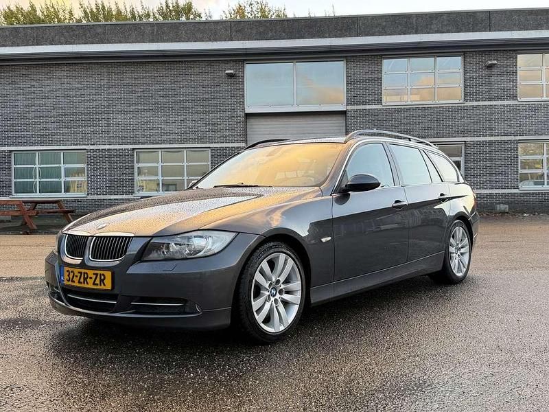 Grijs Occasion 2008 BMW 330 Executive Stationwagen | € 10.120 (Super prijs) - Afbeelding 1/4