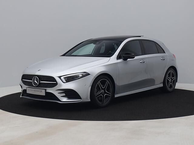 Grijs, metallic lak Gebruikt 2022 Mercedes A180 AMG line Hatchback | € 31.400 (Eerlijke prijs) - Afbeelding 1/4