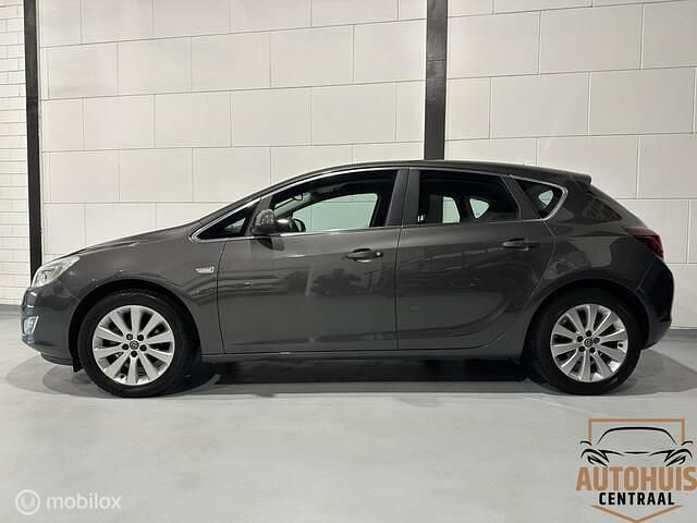 Occasion Opel Astra Cosmo 140 PK (102 kW) 2011 Grijs Hatchback