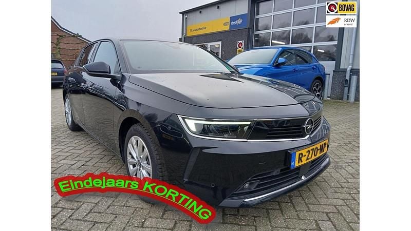 Zwart Gebruikt 2022 Opel Astra Elegance Hatchback | € 18.495 (Eerlijke prijs) - Afbeelding 1/4
