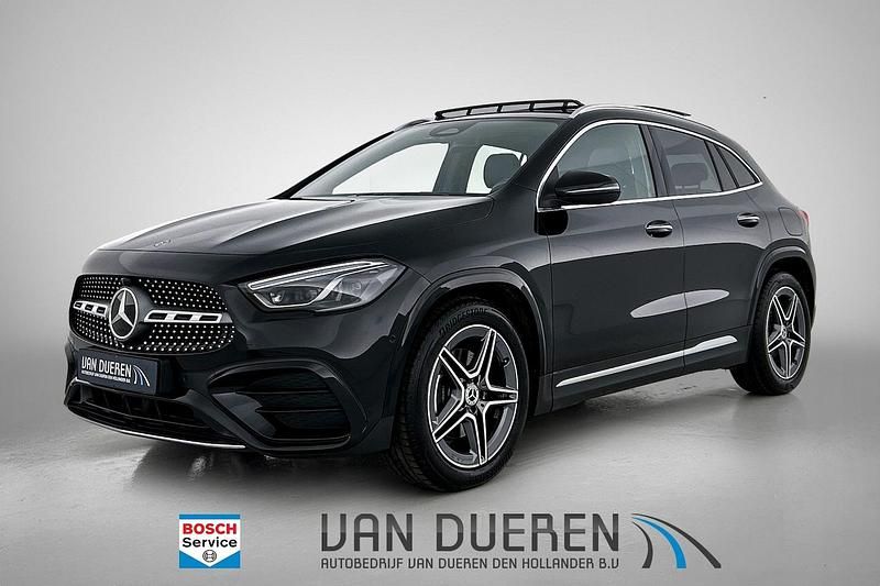 Zwart Occasion 2025 Mercedes GLA180 AMG line SUV | € 49.400 (Super prijs) - Afbeelding 1/4