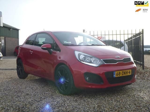 Rood Gebruikt 2013 Kia Rio Hatchback | € 4.450 (Eerlijke prijs) - Afbeelding 1/4
