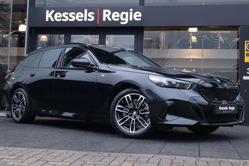 Zwart Occasion 2024 BMW 520 M Sport Stationwagen | € 59.950 (Eerlijke prijs) - Afbeelding 1/4