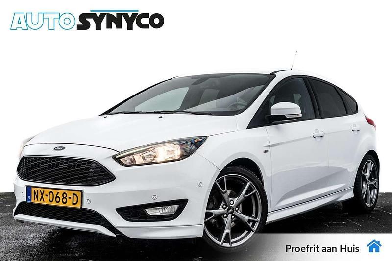 Wit Occasion 2017 Ford Focus ST-Line Hatchback | € 9.950 (Iets duurder) - Afbeelding 1/4