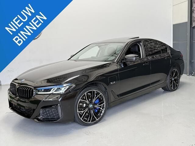 Zwart Gebruikt 2022 BMW 530e M Sport Sedan | € 39.995 (Eerlijke prijs) - Afbeelding 1/4
